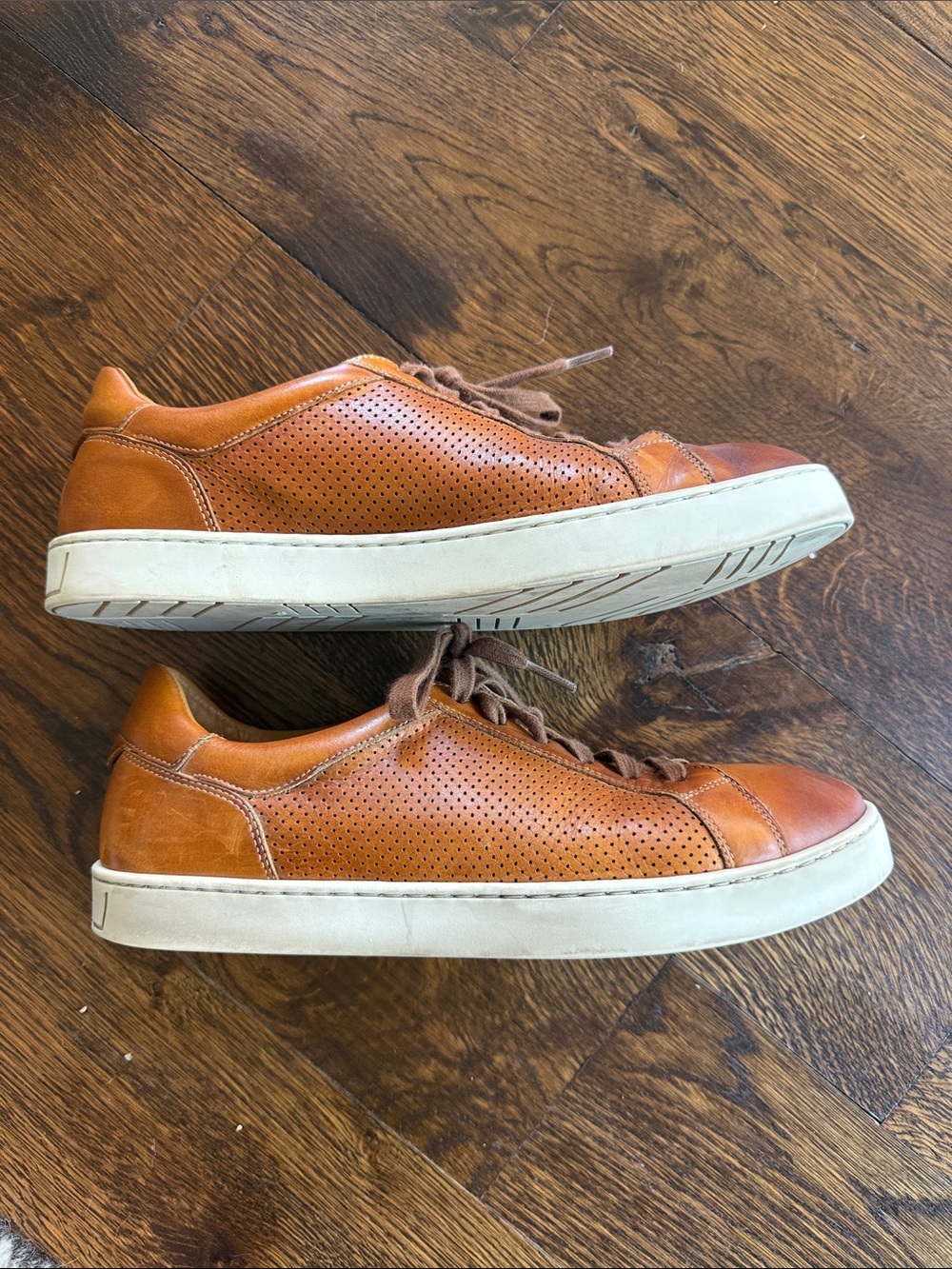 Magnanni Men’s Tan Leather Perforated Lace-Up Sneakers